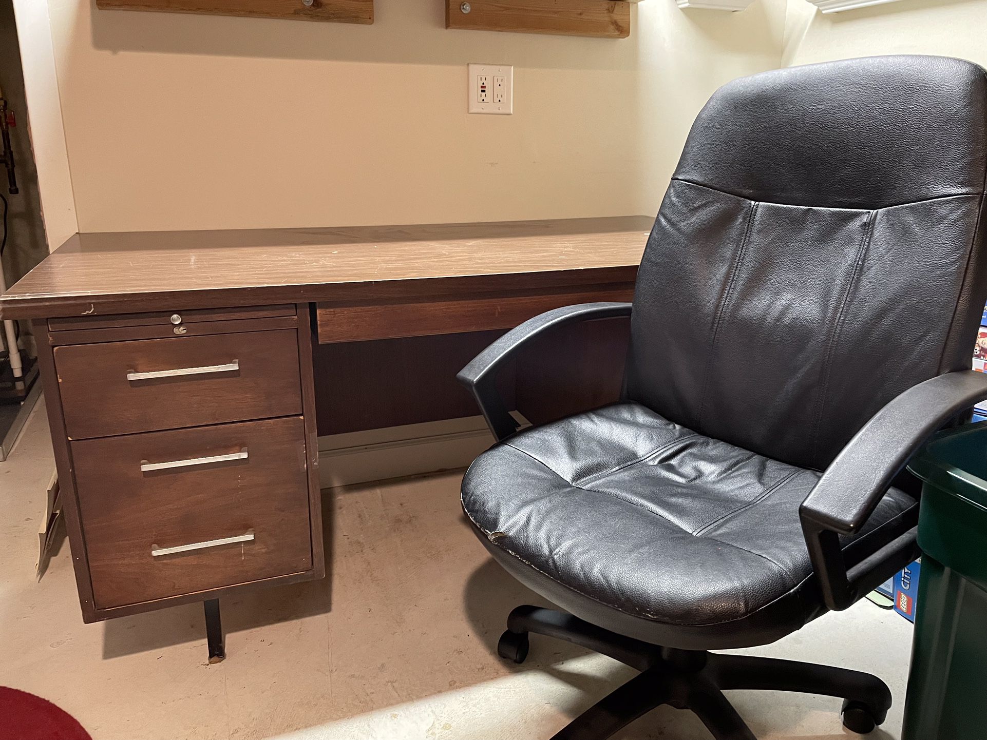 Old Banking Executive’s Desk w/leather desk chair 