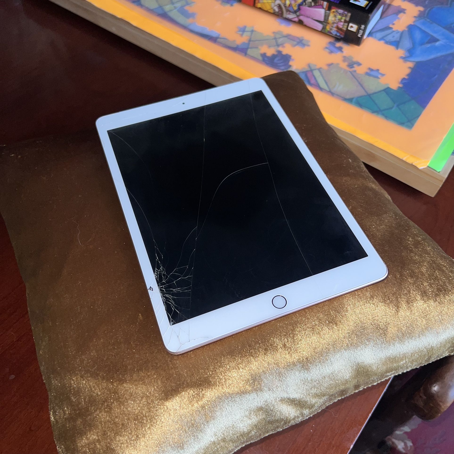 BROKEN IPAD (7th generation) COMPLETELY WIPED, NO PASSCODE