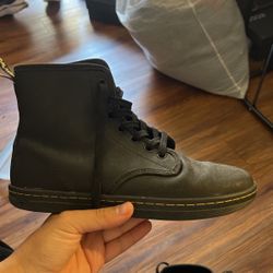 Doctor Martins Size 7 US in Women