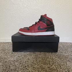 Air Jordan 1 Mid Gym red