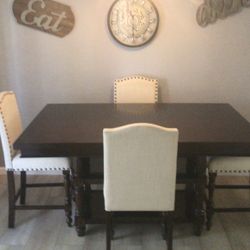 Like NEW Kitchen Table With upholstered Chairs