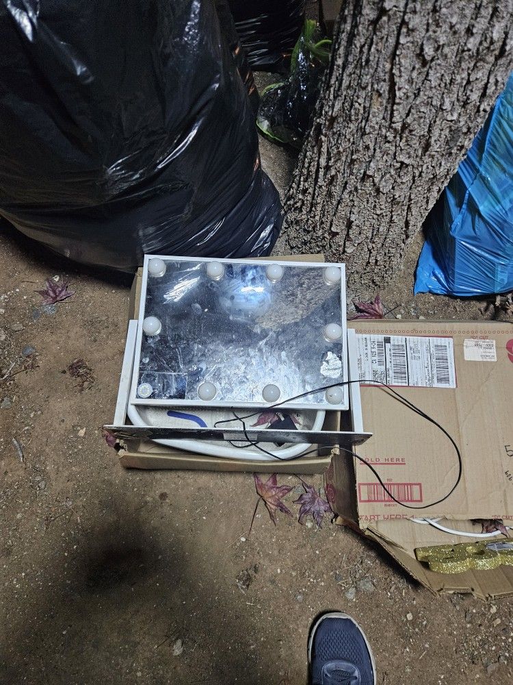 Free Free Everything Must Go  Alot Of Close And Toys Mirrior With Light Ect