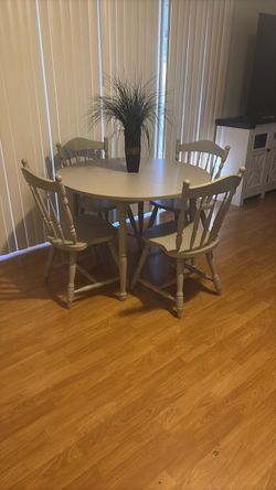 Round Table 4 chairs