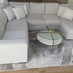 Ashley Furniture - Larce couch 