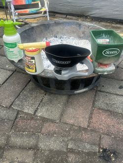 Lawn Fertilizer Spreaders / Sprayers 