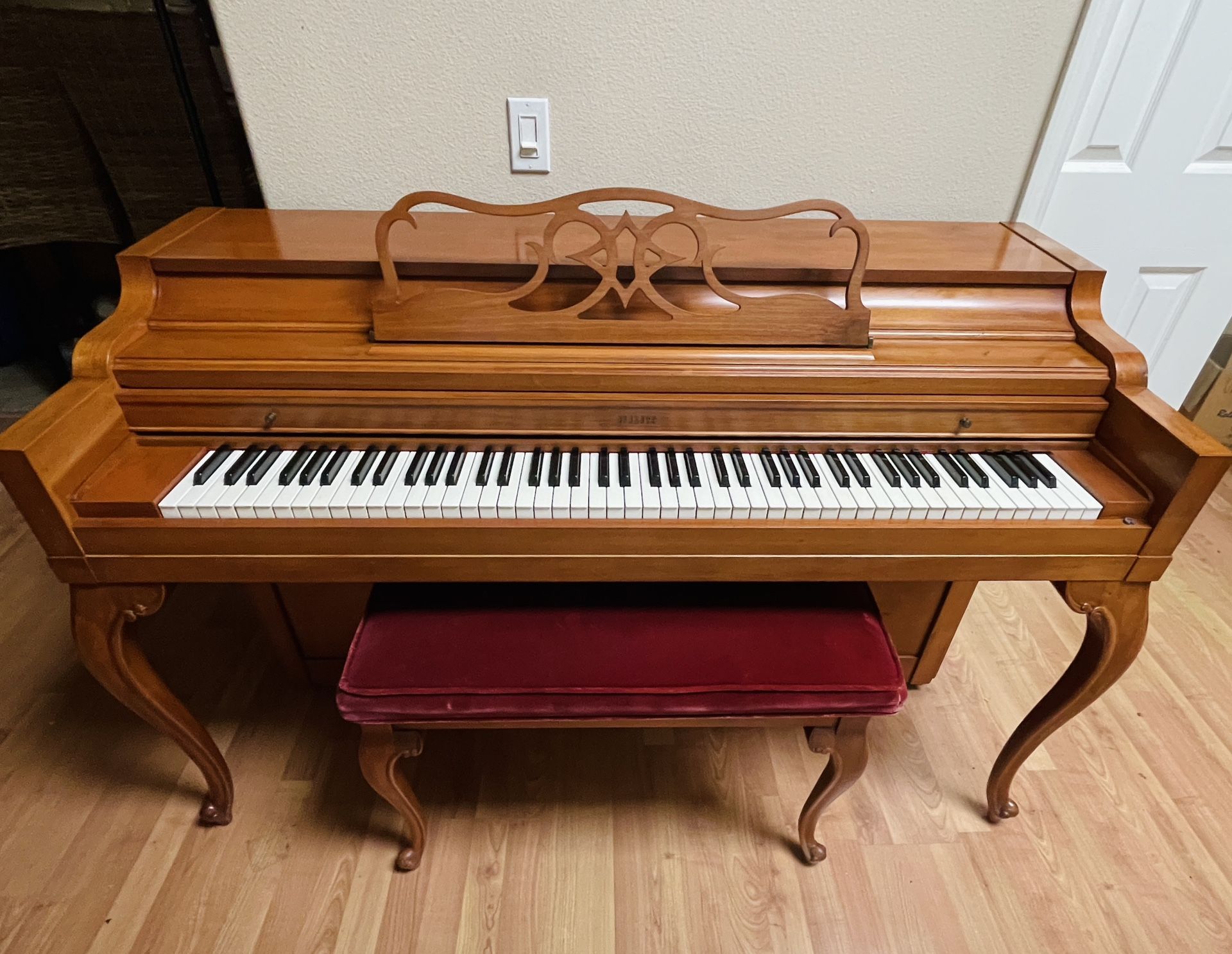 Excellent Condition Upright Piano And Bench By Everett DYNA-TENSION COUNTER - BALANCING METAL LEVERS W/Matching Bench