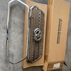 2016-2022 Tacoma parts. oem rear tail gate cover Oem front lower valance deflector Oem front grill with inner insert I'll let everything go for $340 o