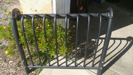 Twin bed... No rails!