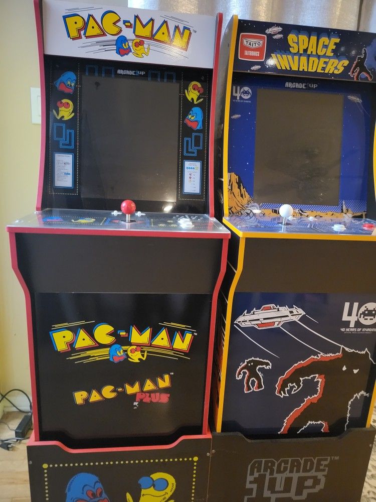 Space Invaders Arcade 1UP with Raiser
