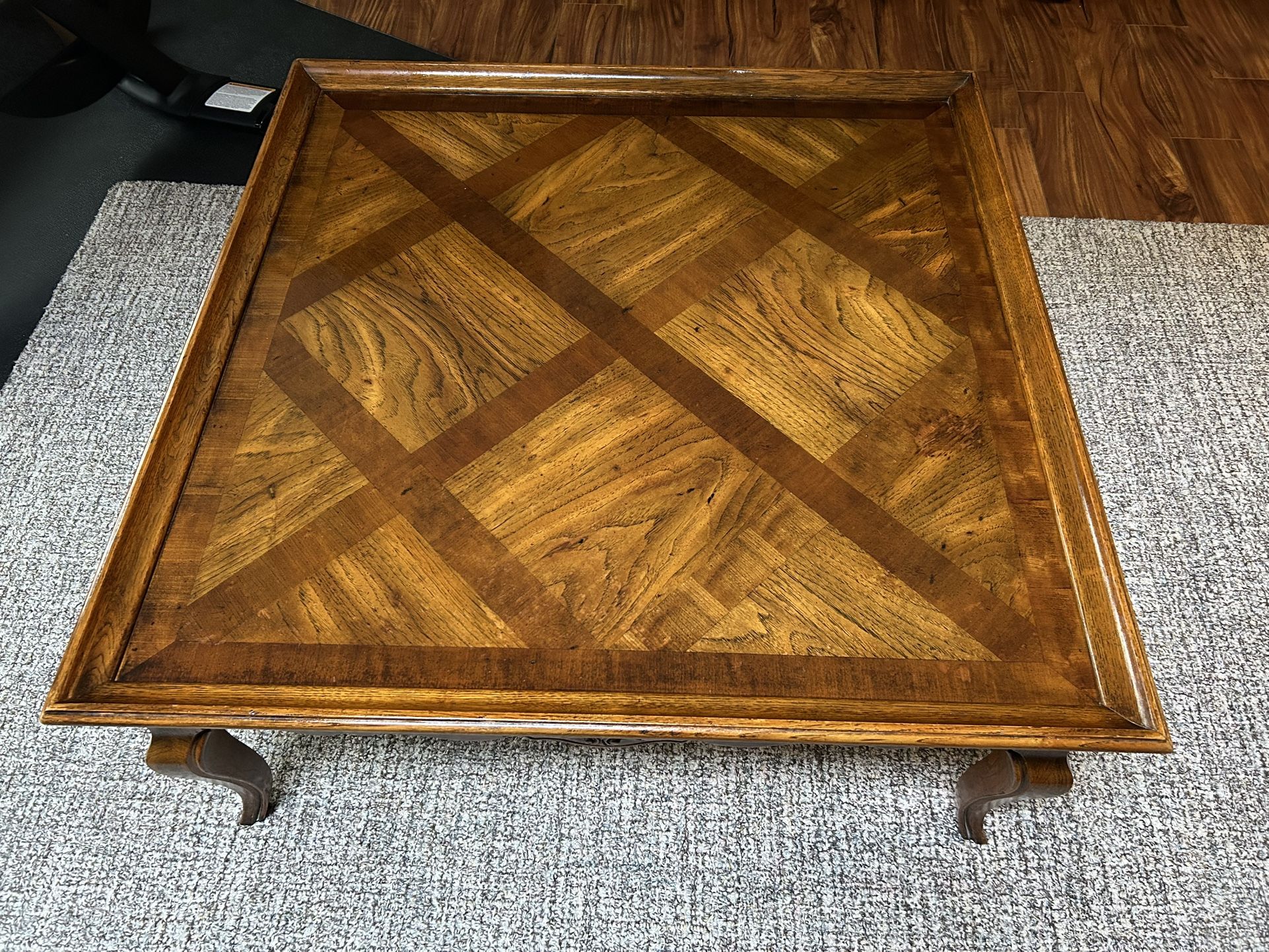 Solid Wood Coffee Table – Elegant Vintage Style