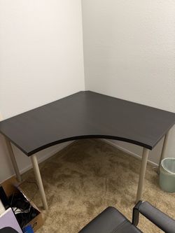Corner desk