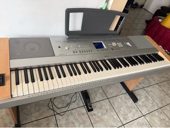 Yamaha -DGX640 digital 88 keys electronic piano