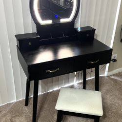 Brand New - Beautiful Makeup Vanity Desk With Lights