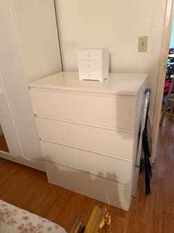 White four drawers