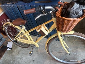 Yellow Schwinn cruiser bike