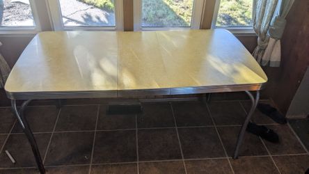 Mid-Century modern formica table with five chairs