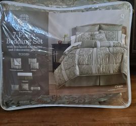 Queen comforter set in great condition