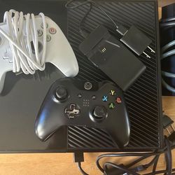 Xbox One With 2 Controllers 