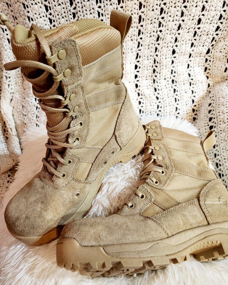 HIKING BOOTS SIZE 5.5