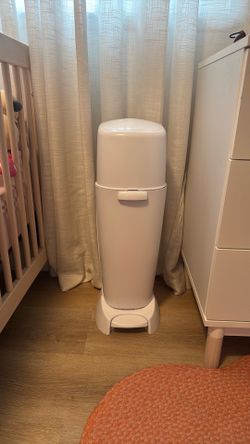 Diaper Genie Diaper Pail + Refill – Great Condition