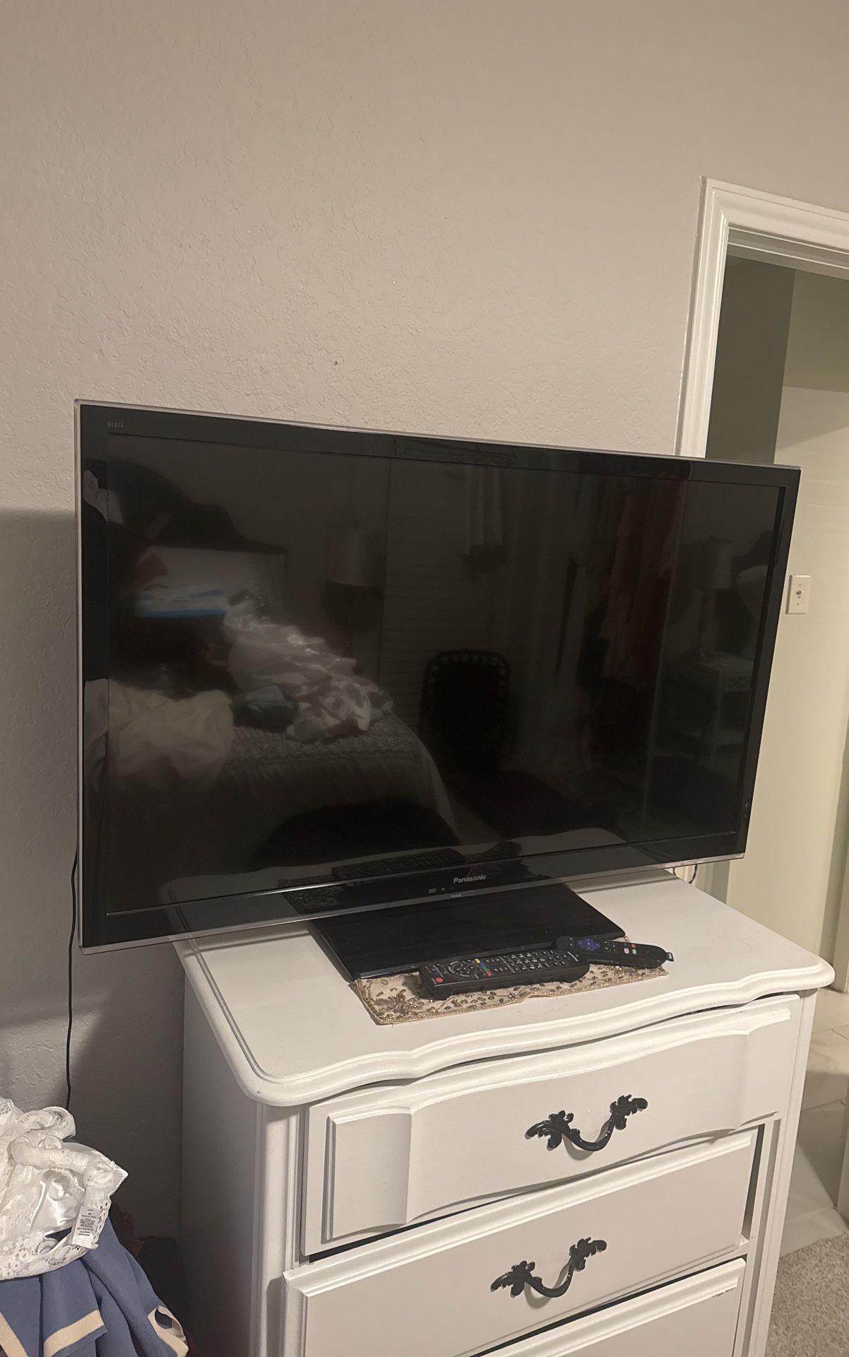39” Panasonic TV with Roku Included