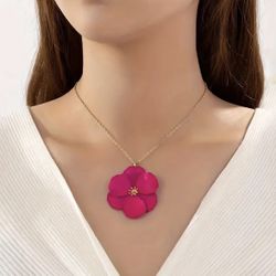 Brand New Chic Golden Toned Chain Foral Pendant