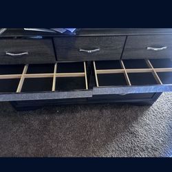 7 Drawer Dresser With Two Jewelry Holders Built In 