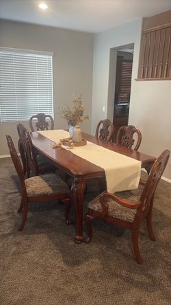Dining Room Table/Chairs