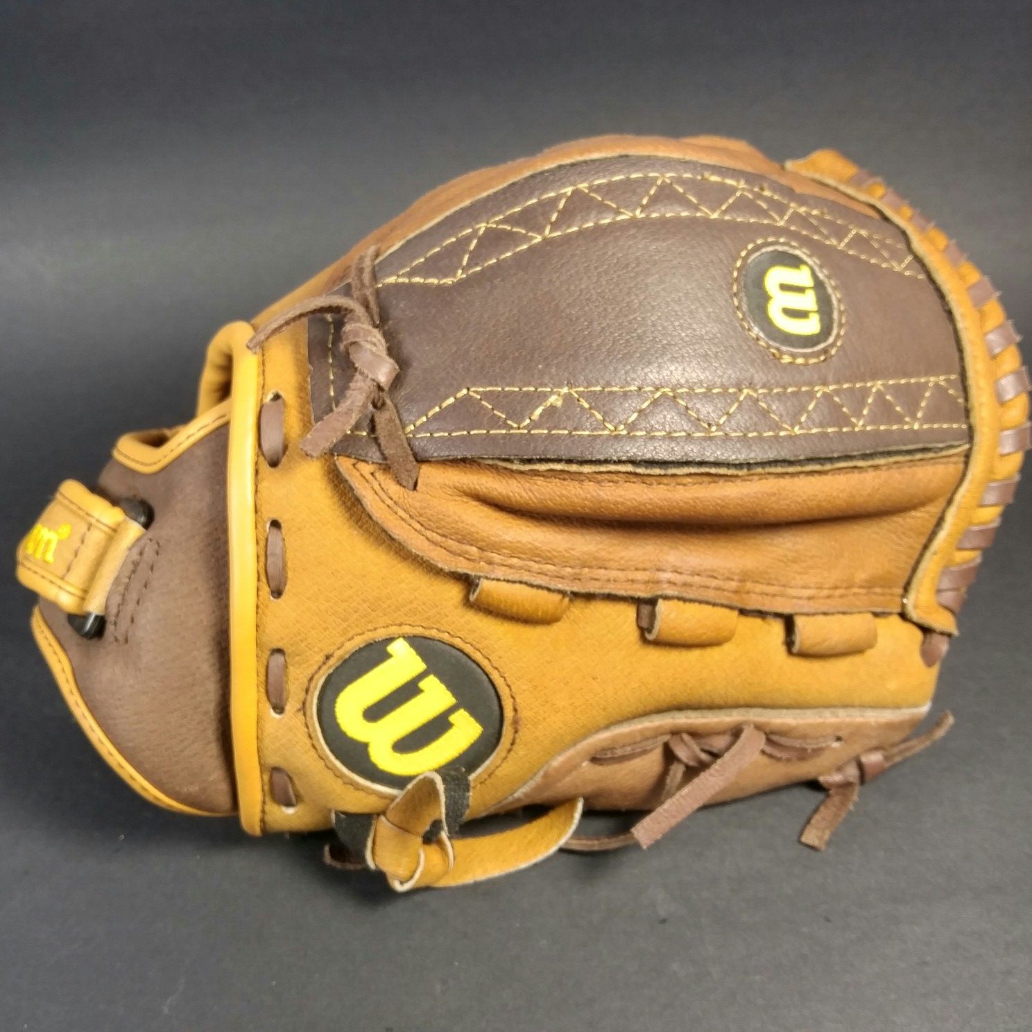WILSON A044011-BR 11 1/2" SOFTBALL FASTPITCH GLOVE RH PLAYER(GOES ON LEFT HAND)