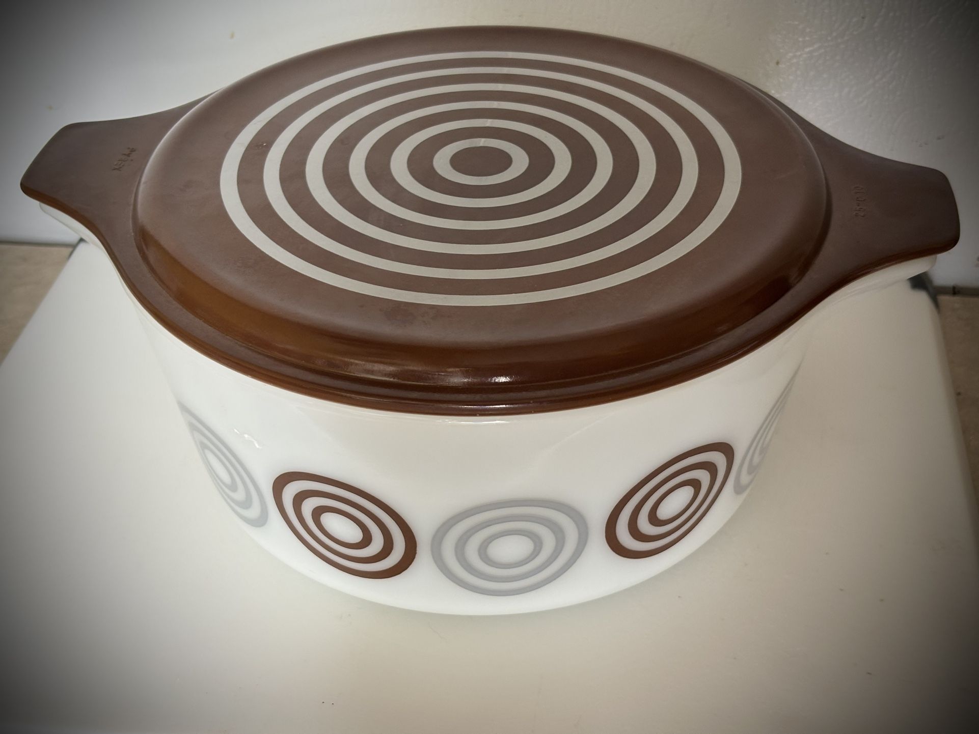 vintage Pyrex Salton Cosmopolitan casserole dish with its lid.
