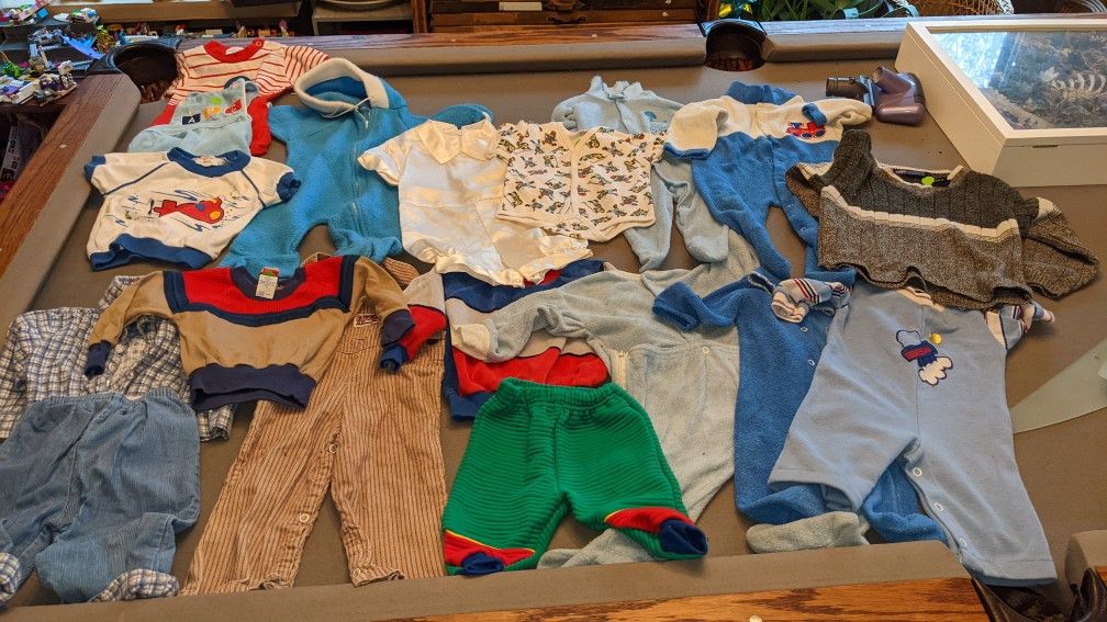 Huge lot of vintage baby boy clothes.

47 peices in all.

Sizes newborn to 2T.

Shirts, pj's, robe, pants, sweaters, outfits....

All in good conditio