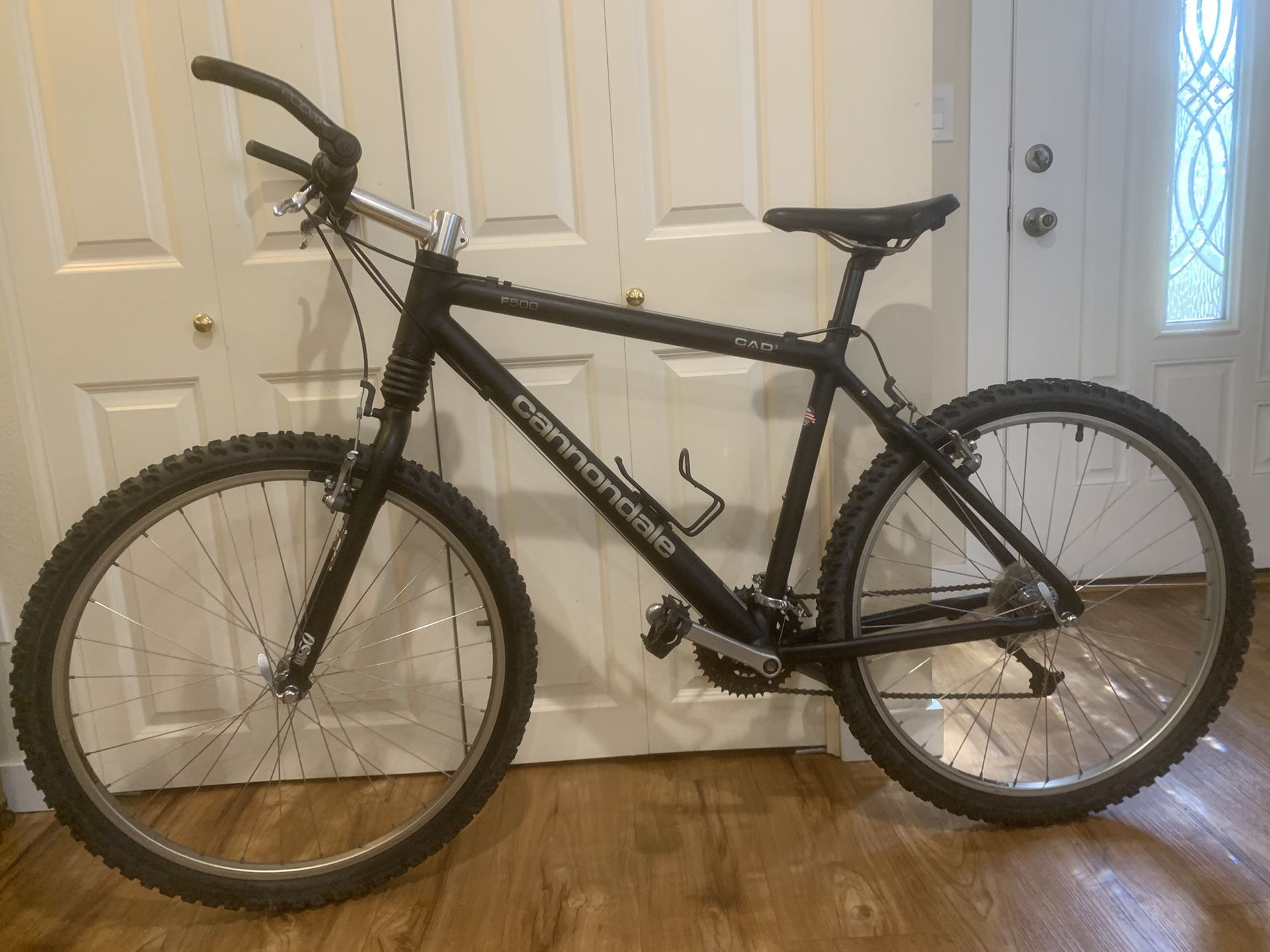 Cannondale F500 bike, great condition, super lightweight. For rider 5’6-6’, just tuned up. No issues