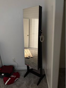 Jewelry stand with mirror