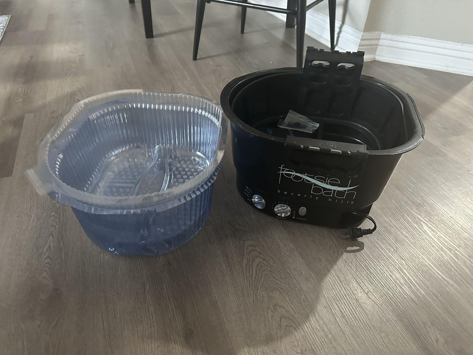 Footsie Bath With Liners For Pedicures