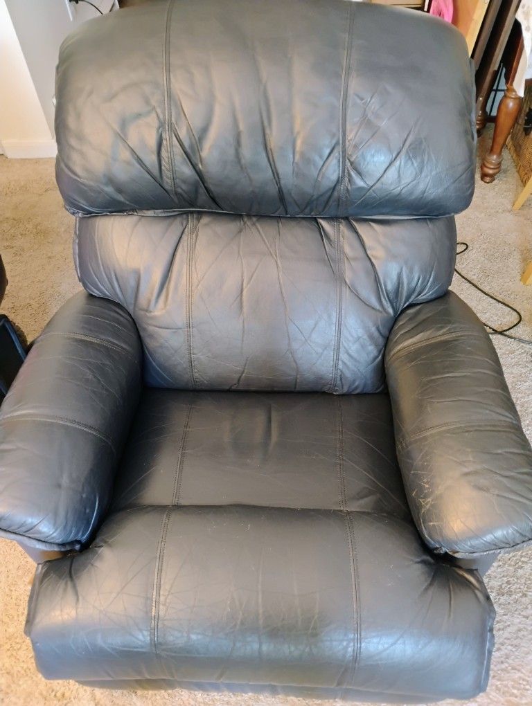 LEATHER LAZYBOY RECLINER/GREEN/BIG COMFORTABLE SEAT/ REASONABLE OFFERS CONSIDERED