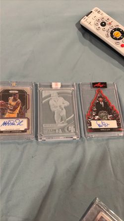 3 SPORT CARD LOT MAGIC JOHNSON LAKERS AUTO CHRISTIAN MCCAFFREY GLASS CASE HIT & SPIKE LEE AUTO 2/2