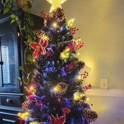 NEW IN BOX 5'  Pre Lit Christmas Tree With Fiberoptic & LED Multicolored Lights ,Star,  Pine Cones Berries, Ornaments,  Xmas Tree Arbol De Navidad 