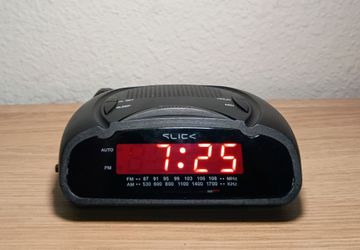 Extra Loud Alarm Clock AM/FM Radio Battery Backup Tested Works