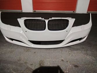 2009-2011 bmw 328i (3 Series sedan) complete front bumper with all the accessories OEM.