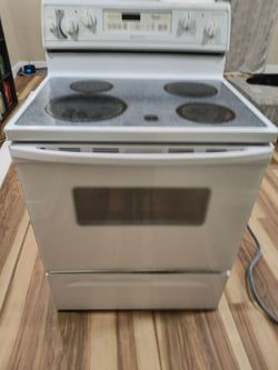 White Electric Range with Glass Cooktop