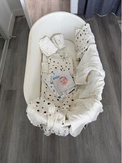 Snoo with 6 sleep sacks and 4 sheets
