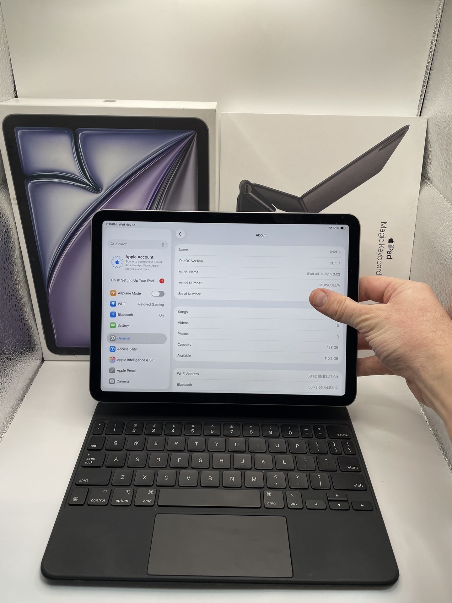 2024 iPad Air 11in - M2 - 128gb - With Apple Keyboard - For Sale Or Trade