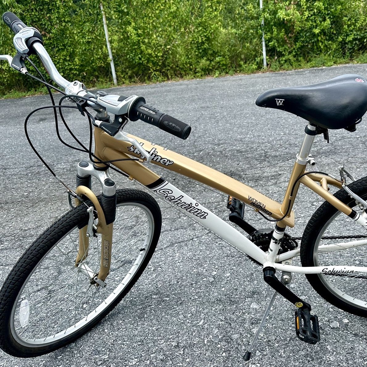 womens bicycle schwinn Suburban Hybrid Bike, 26 Inch Mens and Bike, 7-Speed Hybrid Bicycle, Front and Rear Linear Pull Brakes, Ergonomic Grips, Comfort Frame, Large Cushioned Seat, Fenders, Adult efficient riding with the Network 6c hybrid bike Schwinn Women's 700c 21-Speed GTX-2