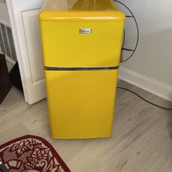 Hanai Yellow Retro Mini Fridge for Sale in Pompano Beach FL