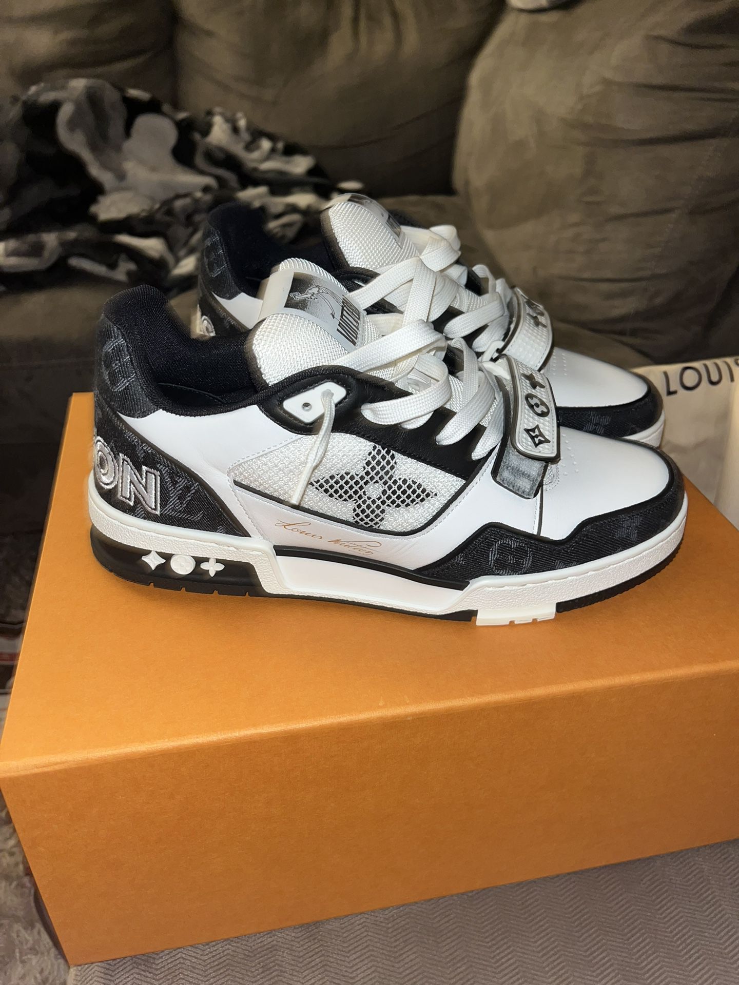 LV x YK LV Trainer Sneaker Size Lv7/ Usa 9 for Sale in Peck Slip, NY -  OfferUp