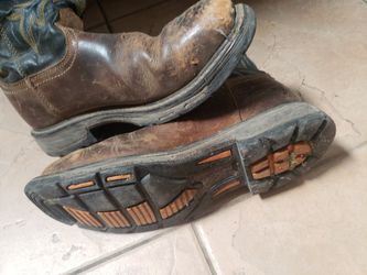 STEEL TOE  9.5D ARIAT BOOTS
