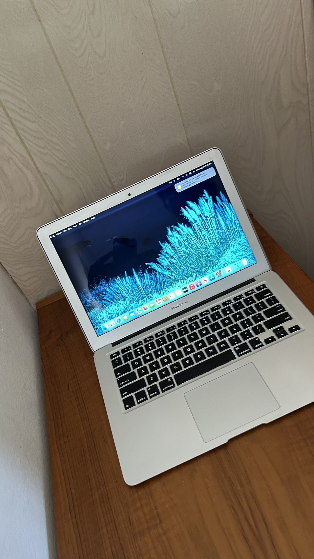 Apple MacBook Air 13” I5/8GB/256GB SSD $200