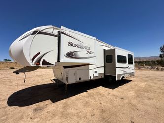 Fifth Wheel 🛞 2 slide 2 restrooms 🏘