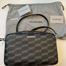 NWOT Signature Medium Camera Bag in BB Monogram 