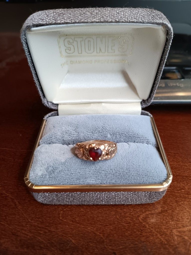 Gold Ring 18K, Natural Ruby, Antique. Size 5, 3.5 grams